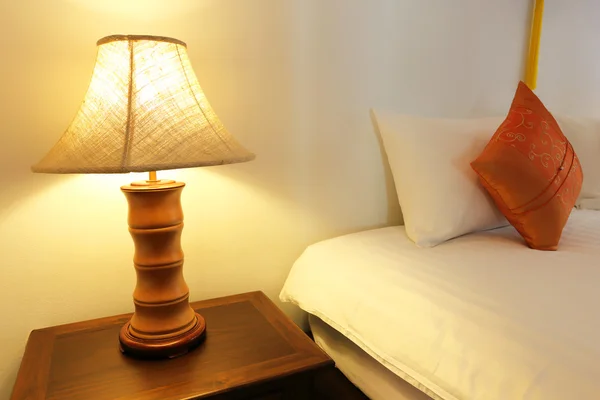 Bliska Fragment sypialni z lampka do czytania — Zdjęcie stockowe