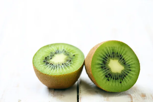 Kiwi fruits sur fond de bois blanc — Photo