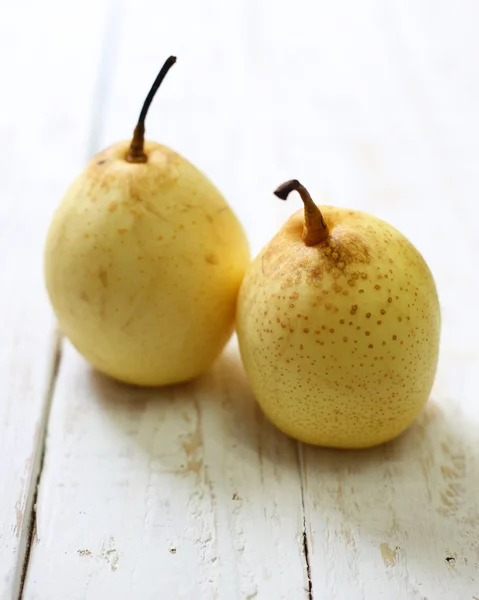 Poire orientale fraîche sur fond de bois blanc — Photo