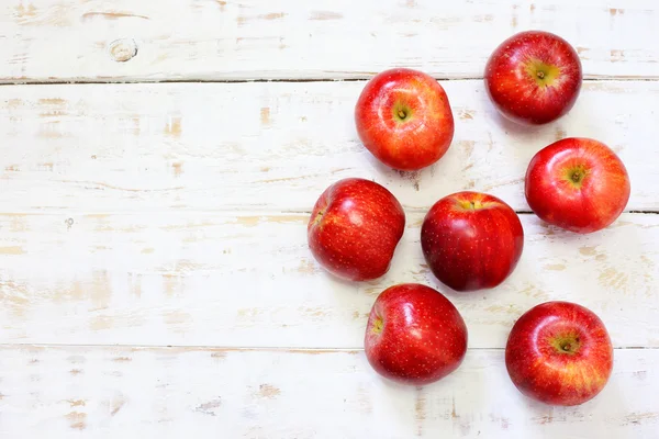 Delicious fresh apples on white wood background — Stock Photo, Image