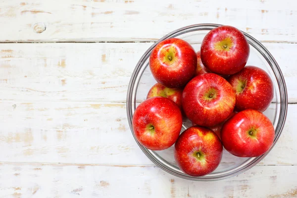 Köstliche frische Äpfel im Glas auf weißem Holzhintergrund — Stockfoto
