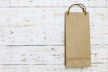 Ahşap doku arka plan üzerinde kağıt torba