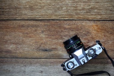 Ahşap arka plan ve kopya alanı Vintage fotoğraf makinesi