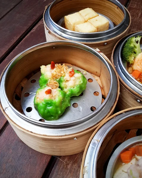 Dim sum em vapor de bambu, cozinha chinesa — Fotografia de Stock