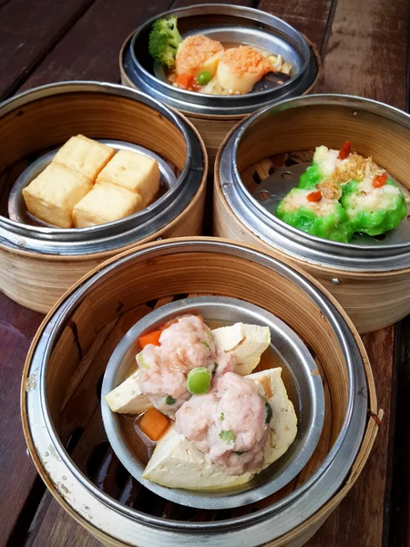 Dim sum en vapor de bambú, cocina china —  Fotos de Stock