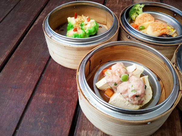 Dim sum i bambu ångbåt, kinesisk mat — Stockfoto