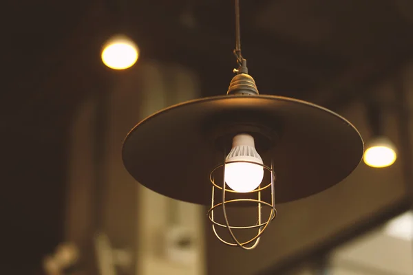 Lampe vintage lumière dans le café filtre rétro — Photo