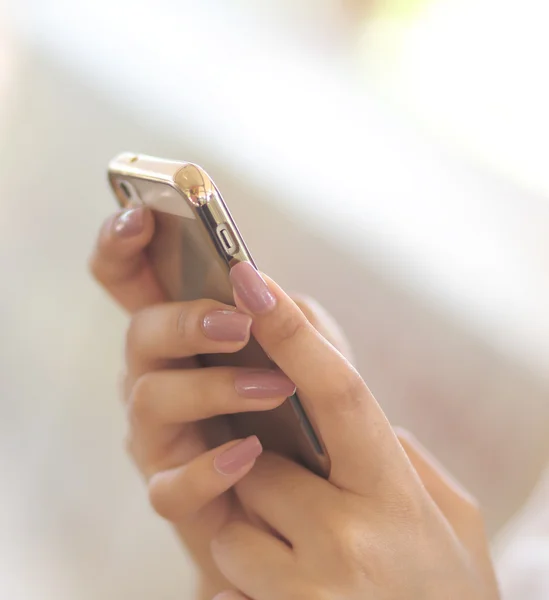 Fechar a mão de uma mulher usando telefone inteligente — Fotografia de Stock