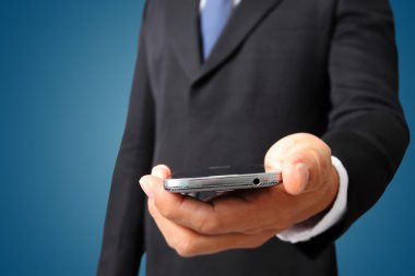 Mobil akıllı telefon tutarak bir iş adamı yakın çekim 