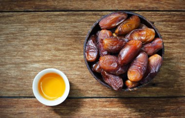 Hurma ahşap masa üzerinde çay Kupası ile ahşap kase