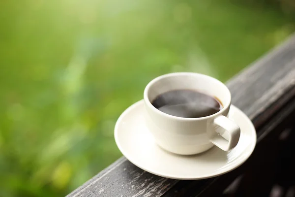 Tasse Kaffee auf dem Tisch auf der Terrasse am Morgen Licht Vintage s — Stockfoto