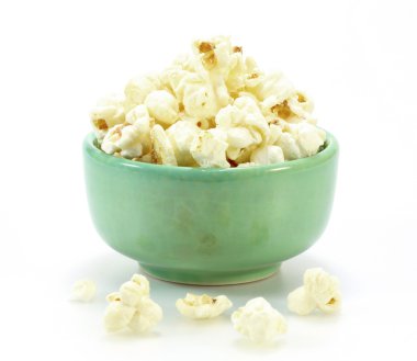 beyaz zemin üzerinde patlamış mısır kase 