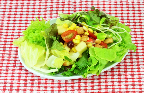 Salade de légumes frais mélangés — Photo