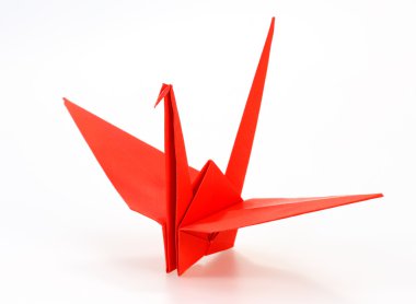 Beyaz kırmızı kağıttan yapılmış geleneksel Japon origami turna 
