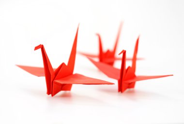 Beyaz kırmızı kağıttan yapılmış geleneksel Japon origami turna 