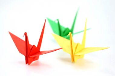 Beyaz arka plan üzerinde renkli Origami Vinçler
