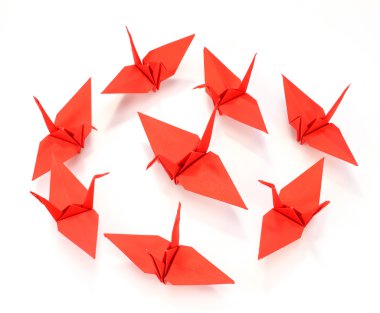 Beyaz kırmızı kağıttan yapılmış geleneksel Japon origami turna 