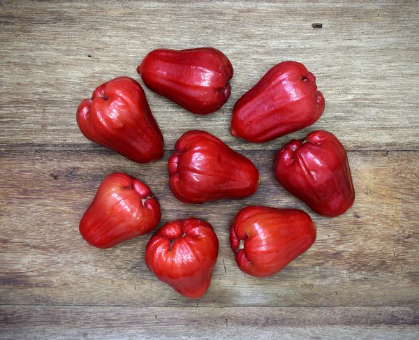 Manzana rosa roja sobre fondo de madera —  Fotos de Stock