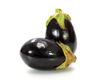 İki siyah patlıcan beyaz üzerine izole edilmiş. 