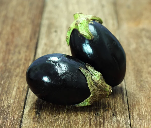 Färska aubergine på bord av trä — Stockfoto