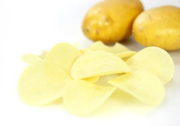 Kartoffelchips isoliert auf weißem Hintergrund — Stockfoto