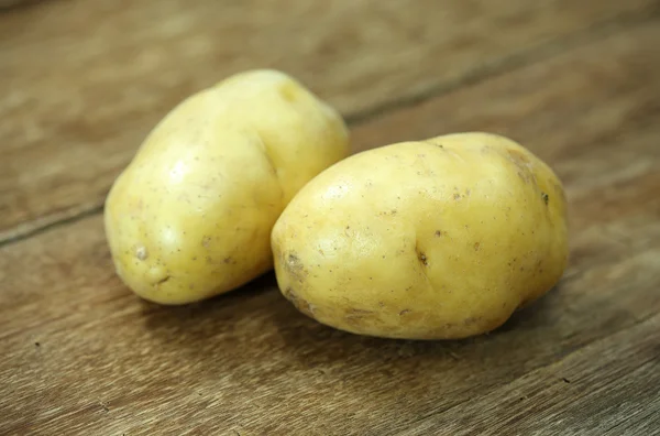 Ahşap masa üzerinde ham patates — Stok fotoğraf