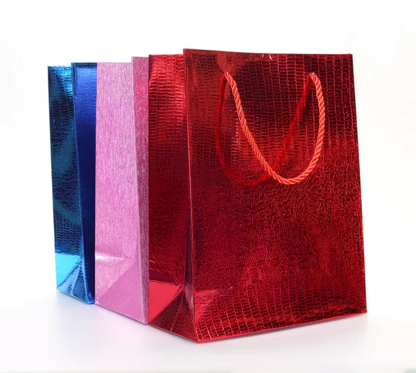 Bolsas de compras de papel de colores aisladas en blanco — Foto de Stock