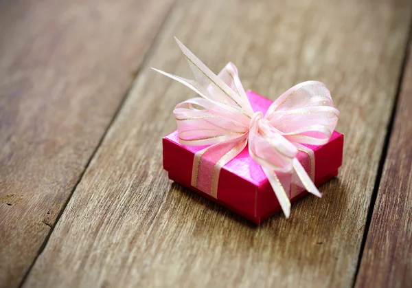 Gift box on old wood table — Stock Photo, Image