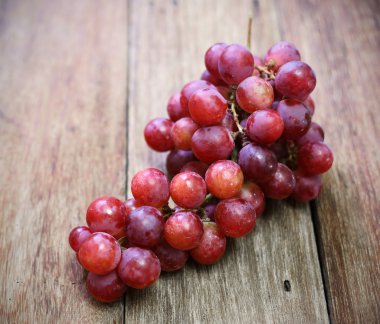 Tahta bir masada üzümler 