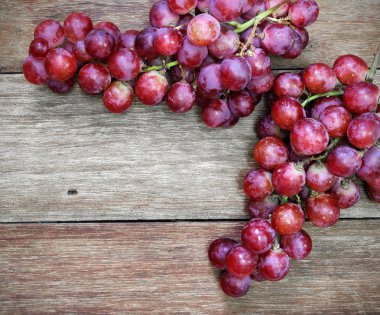 Tahta bir masada üzümler 