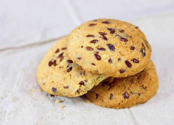 Biscoitos integrais de grãos no papel — Fotografia de Stock