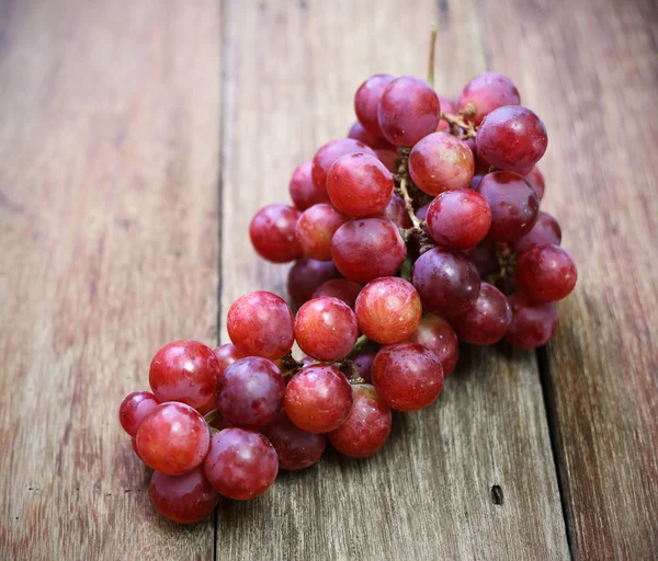 Tahta bir masada üzümler 