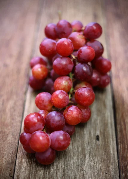 Tahta bir masada üzümler 