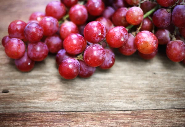 Tahta bir masada üzümler 