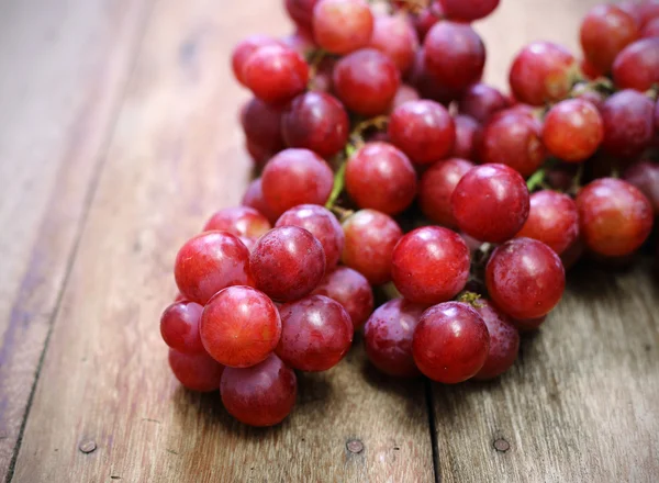 Tahta bir masada üzümler 