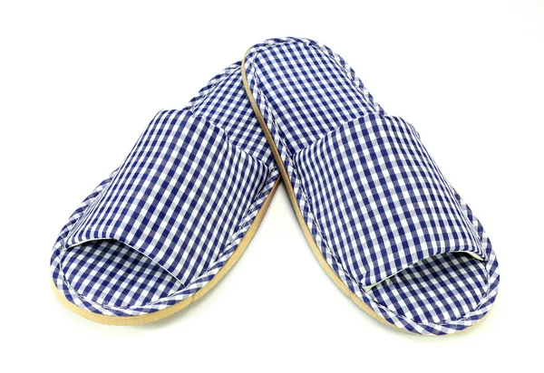 Modré a bílé domácí pantofle na bílém pozadí — Stock fotografie