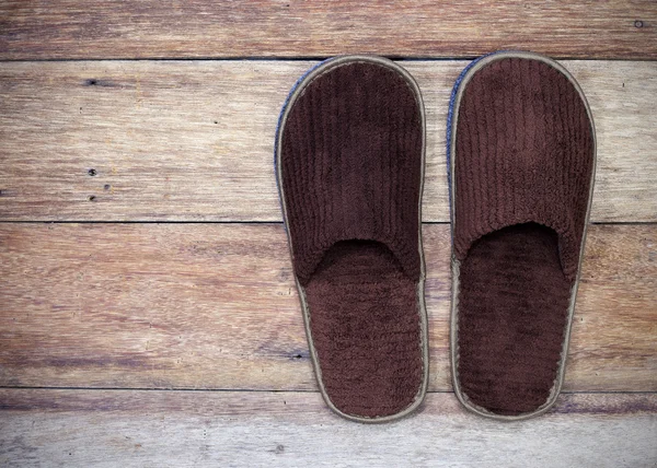 Zapatillas de casa marrón en el suelo de madera —  Fotos de Stock