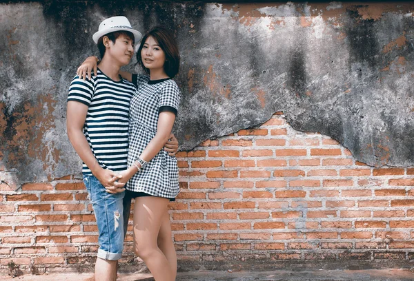 Retrato de atractivo asiático pareja en el casco antiguo — Foto de Stock