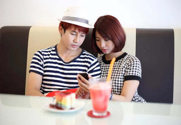 Jovem casal tomando selfie no café . — Fotografia de Stock