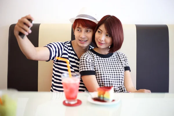 Jovem casal tomando selfie no café . — Fotografia de Stock