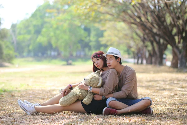 Atractiva pareja asiática enamorada juntos en el parque — Foto de Stock