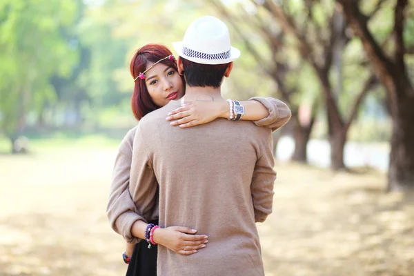 Atraente asiático casal no amor juntos no parque — Fotografia de Stock
