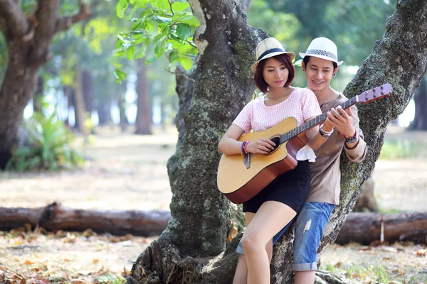 Atraente asiático casal no amor juntos no parque — Fotografia de Stock