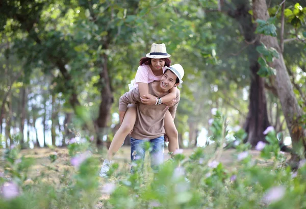 Aantrekkelijke Aziatische paar in liefde samen in het park — Stockfoto