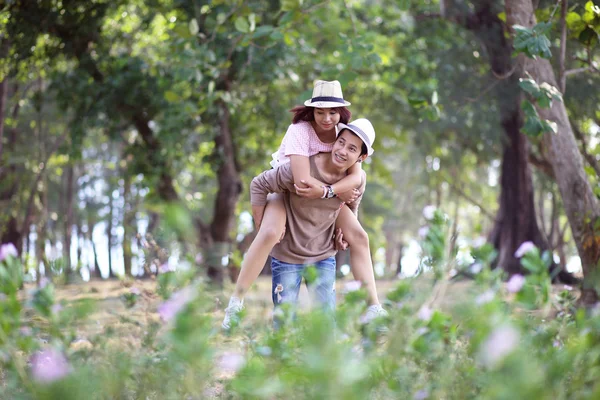 Attraktive asiatische Paar verliebt zusammen im Park — Stockfoto