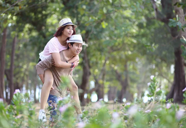 Atraente asiático casal no amor juntos no parque — Fotografia de Stock