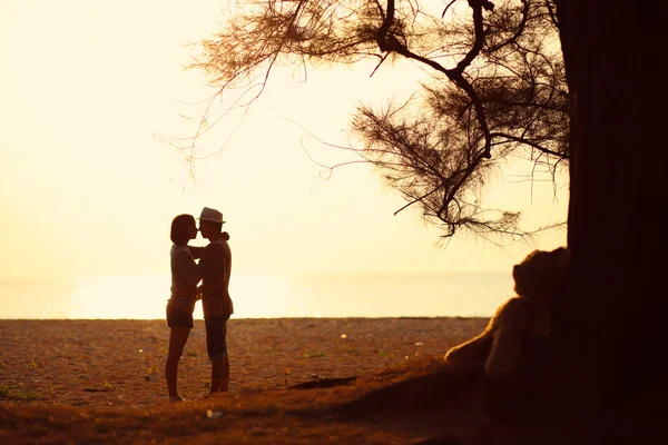 Silhouette of happy couple on the beach — Stock Photo, Image