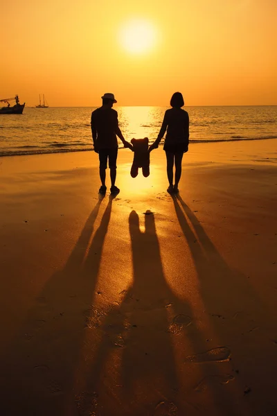 Silhouette of happy couple on the beach — Stock Photo, Image
