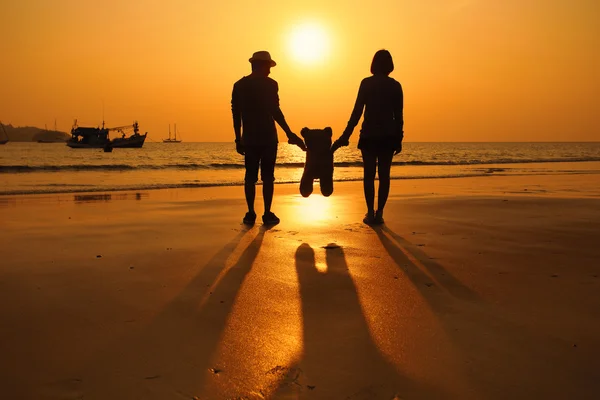 Силуэт счастливой пары на пляже — стоковое фото