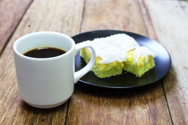 ahşap masa kahve ile Hindistan cevizi pasta